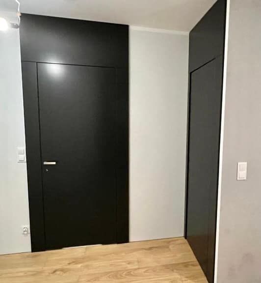 czarne drzwi